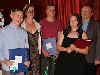 Alle Entlassschülerinnen und -schüler der Neustadter Glockenbergschule schafften den Abschluss. Dabei war Daniel Neubert (links) mit einem Notendurchschnitt von 1,8 Bester beim Mittelschulabschluss, Jan Guse (Mitte) und Jasmin Koch Beste beim L-Abschluss. Mit im Bild Klassenlehrerin Sabine Nagel und Rektor Manfred Bergmann. Foto: Rainer Glissnik