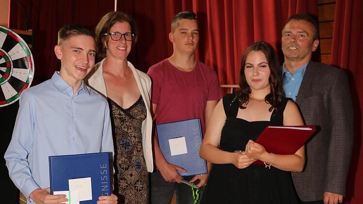 Alle Entlassschülerinnen und -schüler der Neustadter Glockenbergschule schafften den Abschluss. Dabei war Daniel Neubert (links) mit einem Notendurchschnitt von 1,8 Bester beim Mittelschulabschluss, Jan Guse (Mitte) und Jasmin Koch Beste beim L-Abschluss. Mit im Bild Klassenlehrerin Sabine Nagel und Rektor Manfred Bergmann. Foto: Rainer Glissnik