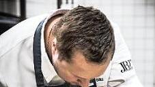 Tobias Bätz beim Anrichten einer Speise Fotos: Rei. + privat