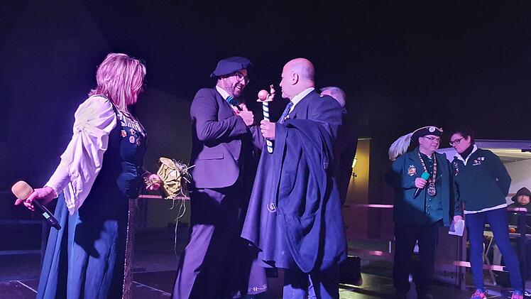 Markgraf Basti wird von Holger Dremel inthronisiert Foto: Carmen Schwind