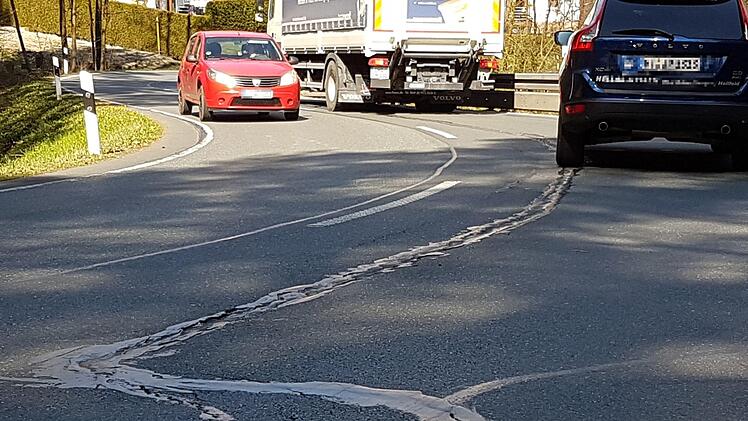 Dieser Längsriss in der Fahrbahn ist die Gefahrenquelle, die die Sperrung laut Staatlichem Bauamt erforderlich macht.