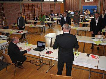 Bürgermeister Robert Hümmer (CSU/erste Reihe rechts) vereidigte die neuen Gemeinderäte (zweite Reihe von links) Rebecca Mätzke-Zapf, Marco Weidner (beide JWU), Thomas Geldner, Frank Manzer (beide CSU) sowie (dritte Reihe von links) Rolf Gnatzy (FWG), Steffen Domschke (FBO), Joseph Jachmann (Bündnisgrüne) und Christian Gampert (CSU).  Foto: Stephan Stöckel
