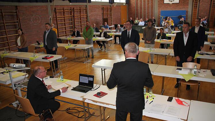 Bürgermeister Robert Hümmer (CSU/erste Reihe rechts) vereidigte die neuen Gemeinderäte (zweite Reihe von links) Rebecca Mätzke-Zapf, Marco Weidner (beide JWU), Thomas Geldner, Frank Manzer (beide CSU) sowie (dritte Reihe von links) Rolf Gnatzy (FWG), Steffen Domschke (FBO), Joseph Jachmann (Bündnisgrüne) und Christian Gampert (CSU).  Foto: Stephan Stöckel