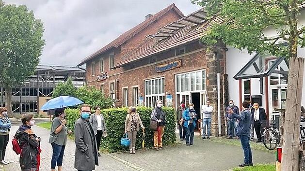 Vor den Beschluss, ihren Investitionsbeitrag f&uuml;r den "Struwwelpeter" zu leisten, machten sich die Mitglieder des Ausschusses f&uuml;r Umwelt und Soziales vor Ort ein Bild vom Jugend- und Kulturtreff.  Foto: Veronika Schadeck