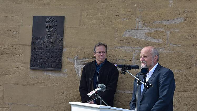 Bürgermeister Ernst Strian (r.) spricht zur Eröffnung, daneben der Künstler Wolfram von Bieren. Foto: Petra Malbrich