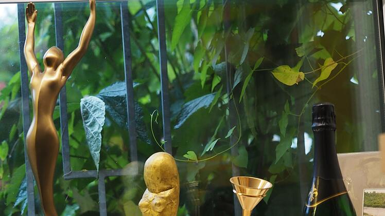 Bei Günther Koch dienen hohe Auszeichnungen als Fenster-Dekoration.