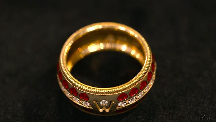 Einen stolzen Preis erhoffte sich Pamela, genannt "Pam", für ihren limitierten Jahresring der Firma Wellendorf von 1999.