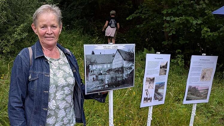 Roselinde Laufer steht im ehemaligen Garten ihrer Mutter Pauline M&ouml;ller, in dem die Wehrmacht das Schwimmbecken gebaut hatte. Die H&auml;userschilder erinnern an ihr Elternhaus . Nun ist der Zugang zum alten Schwimmbecken nur &uuml;ber einen Trampelpfad dur...