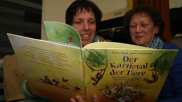 Während das Cäcilia-Orchester probt, lesen sich Birgit Kestel und Elisabeth Zapf in den Karneval der Tiere ein - und freuen sich schon auf das Spektakel mit den Kindern.