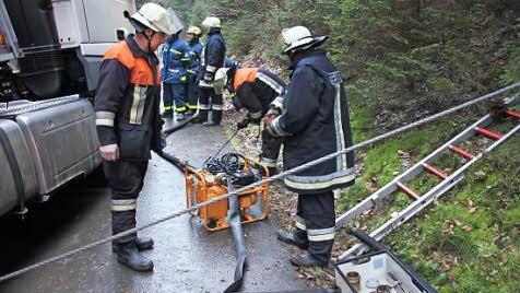 Mit einer Pumpe der Feuerwehr Wallenfels wurden die Tanks entleert.