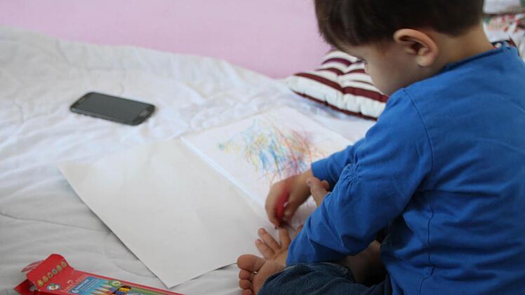 Die kleine Farah malt ein Bild. Als die Familie aus ihrer Heimat floh, war sie gerade einmal zwei Monate alt. Foto: Ulrike Müller