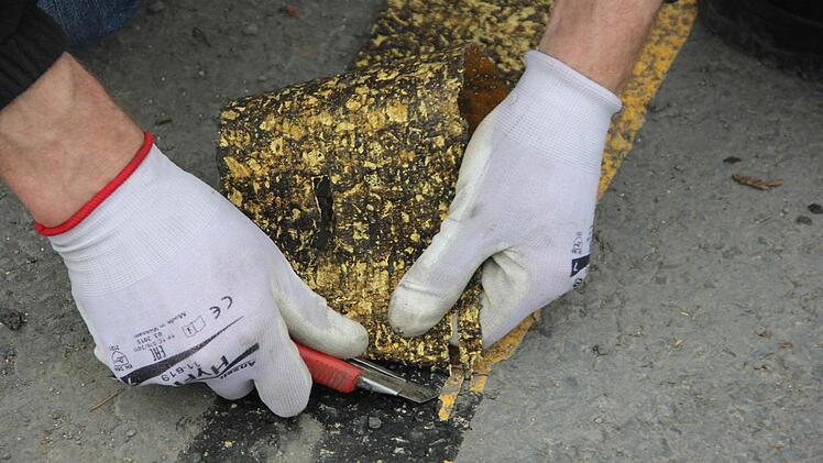 Das Entfernen der gelben Markierung ist mühsam.  Foto: Friedwald Schedel