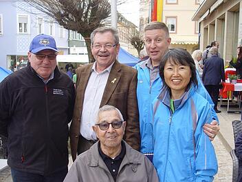 Karl Veit, 1. Vorsitzender der Reservistenkameradschaft, sowie Hans Rohrmüller begrüßten mit Tim und Monika Stoy sowie Bob Dutil (sitzend) Gäste aus Washington in Bad Brückenau.  Foto: Brigitta Kempe-Wolf