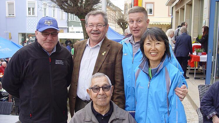 Karl Veit, 1. Vorsitzender der Reservistenkameradschaft, sowie Hans Rohrmüller begrüßten mit Tim und Monika Stoy sowie Bob Dutil (sitzend) Gäste aus Washington in Bad Brückenau.  Foto: Brigitta Kempe-Wolf