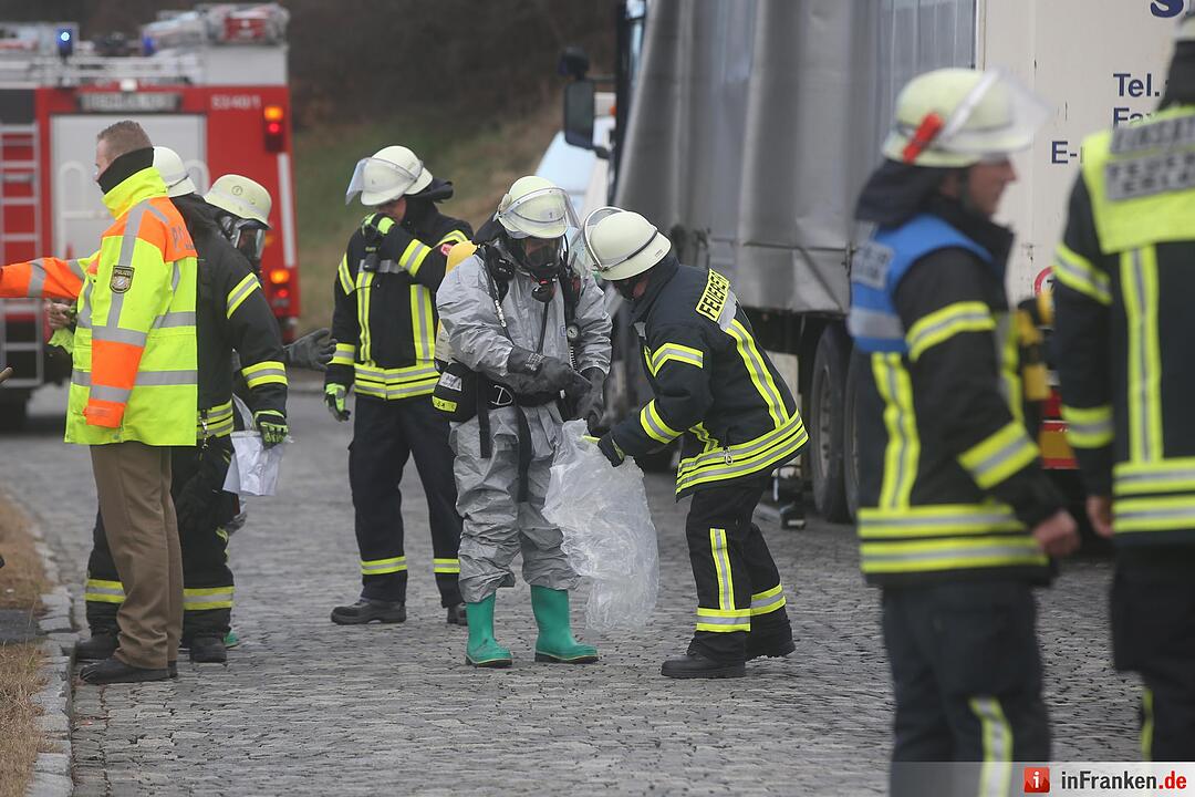 Chemie-Alarm auf der A3 - Feuerwehr sichert Gefahrgut