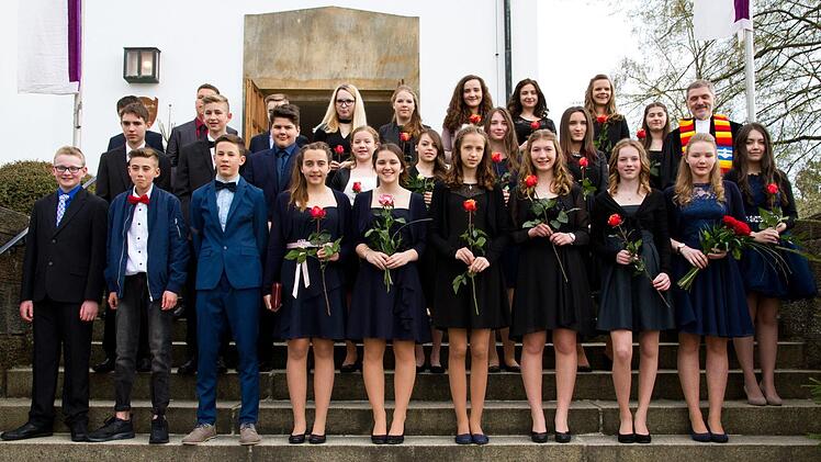 Ebern — Pfarrer Bernd Grosser (hinten rechts) konfirmierte in der Christuskirche in Ebern 26 Mädchen und Buben - so viele gab es lange nicht in der Stadt. Die Jugendlichen heißen: Inka Amend, Janina Bibelriether, Kathleen Diller, Anja Geuß, Alina Freund, Elaine Hentschel, Lara König, Jannik Lang, Alina Langbein, Fabian Lohm, Marcel Martin, Elisa Müller, Sina Müller, Tim Ressel, Bastian Rößler, Maik Rupp, Miriam Ruppert, Pascal Scherer, Sarah Schneider, Alina Schner, Klara Vierbüchner, Vanessa...