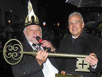 Bürgermeister Zimmermann übergibt den Rathausschlüssel.