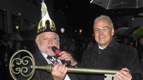 Bürgermeister Zimmermann übergibt den Rathausschlüssel.