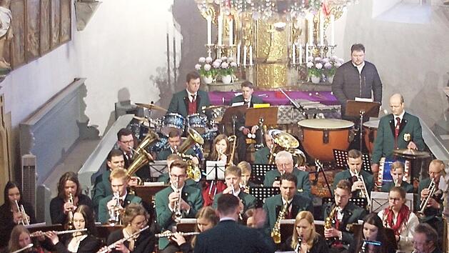 Der Musikverein Birnbaum unter der Leitung von Michael Deuerling beim Weihnachtskonzert in der St.-Stephanus-Kirche  Foto: privat