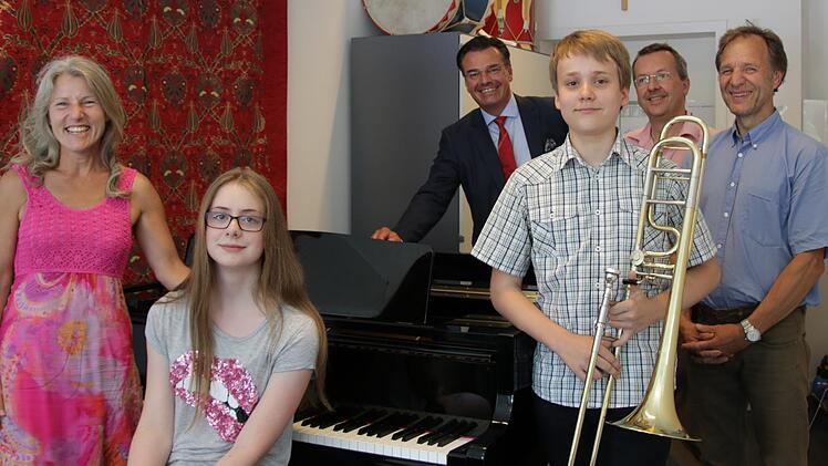 Julian Heinz (mit Posaune) bekam einen 1. Preis beim Bundeswettbewerb "Jugend musiziert" in Lübeck. Von links: Klavierlehrerin Gudrun Treutlein und ihre Schülerin Anna Günther, die Julian beim Wettbewerb am Klavier begleitet hatte; hinten, von rechts: Julians Posaunenlehrer Klaus Hammer, MGF-Fachschaft-Musik-Betreuer Hubertus Baumann und Schulleiter Horst Pfadenhauer.Klaus Klaschka