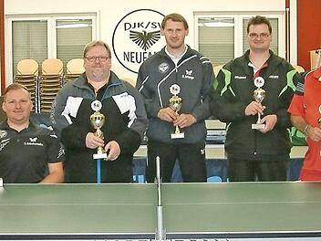 Zum neunten Mal fand das Großgemeinde-Tischtennisturnier von Steinwiesen statt. Gewinner wurde zum ersten Mal Nico Trebes (Erster von links). Es folgten Manuel Gebhardt und Sebastian Kotschenreuther (Zweiter und Dritter von links). Rechts daneben die Nächstplatzierten Thomas Zeis, Michael Beitzinger, Michael Biesenecker, Ottmar Wunder, Lothar Raab sowie Dritter Bürgermeister Thomas Reißig.  Foto: Hans Franz