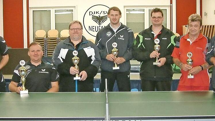 Zum neunten Mal fand das Großgemeinde-Tischtennisturnier von Steinwiesen statt. Gewinner wurde zum ersten Mal Nico Trebes (Erster von links). Es folgten Manuel Gebhardt und Sebastian Kotschenreuther (Zweiter und Dritter von links). Rechts daneben die Nächstplatzierten Thomas Zeis, Michael Beitzinger, Michael Biesenecker, Ottmar Wunder, Lothar Raab sowie Dritter Bürgermeister Thomas Reißig.  Foto: Hans Franz