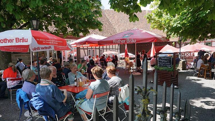 Im Biergarten "Zum Schwarzen Adler" im Freilandmuseum in Fladungen gab es natürlich auch "Esse un dränke".  Foto: Marion Eckert