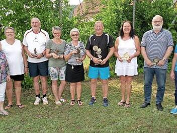 Die Tennisabteilung des SV Neues führte ein Doppelturnier zu Ehren von Hans Erhardt durch: (v. l.) stellvertretender Abteilungsleiter Helmut Horn, Rosi Erhardt, Spartenleiterin Monika Popp, Norbert Benecke (3. Platz), Maria Horn (1.), Angela Prell (1.), Uwe Fugmann (1.), Barbara Fößel (3.), Winfried Lebok (3.) und Peter Erhardt. Foto: SVN / hf