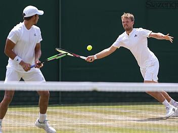 Andreas Mies (links) und Kevin Krawietz schauten meisten nur hinterher. Die French-Open-Sieger scheiterten am Mittwochabend überraschend in der 1. Runde von Wimbledon. Foto: Jürgen Hasenkopf