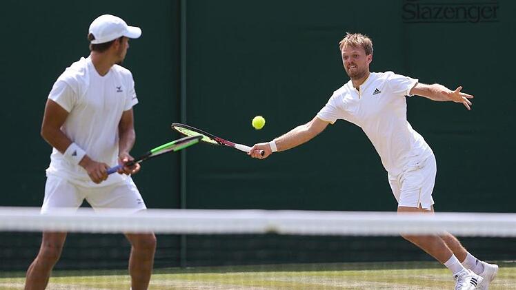 Andreas Mies (links) und Kevin Krawietz schauten meisten nur hinterher. Die French-Open-Sieger scheiterten am Mittwochabend überraschend in der 1. Runde von Wimbledon. Foto: Jürgen Hasenkopf