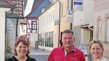 Flohmarkt-Organisatorin Yvonne Waurig-Schneider (von links) sowie Dietrich Denzner und Michaela Weiss von der Aktionsgemeinschaft  Foto: Heike Schülein