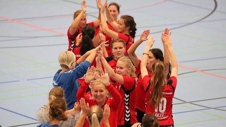 Teamgeist zählt beim FC Bad Brückenau, der erstmals vier Mannschaften in eine Handballsaison schickt. Die FC-Frauen spielen nach dem Aufstieg in der Bezirksoberliga. Foto: Sebastian Schmitt