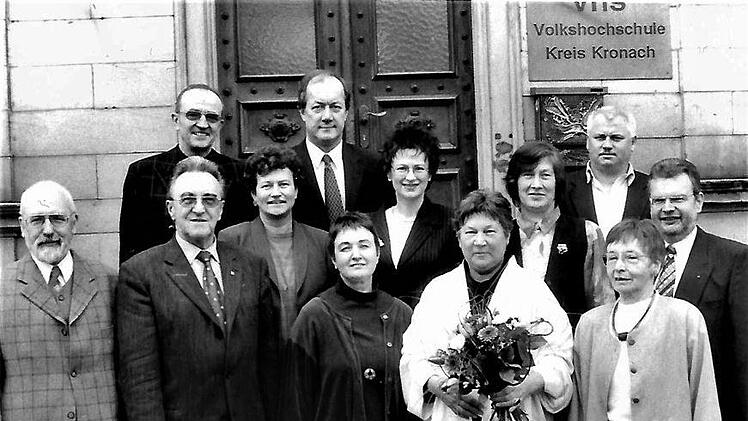 Gratulationscour für Elke Grötzner (Fünfte von rechts) im März 2000 durch Politik und die VHS-Verantwortlichen  Gerd Fleischmann