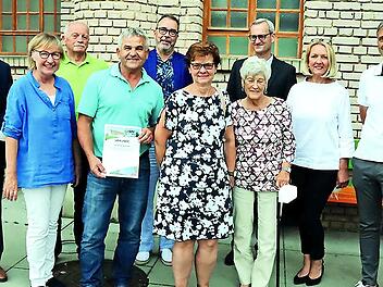 Bei der Hauptversammlung (v. l.): Vorsitzender Reinhard Lugschi, Schatzmeisterin Gabriela Kreller-Laugwitz, die Jubilare Hans Mitschke, Ludwig Nagel, Christian Schmidt, Manuela Lugschi und Brigitte Koch, Zweiter Vorsitzender Christian Lisch, Schriftführerin Sigrid Thiem und der Gesamtleiter der Laufer Mühle, Michael Thiem