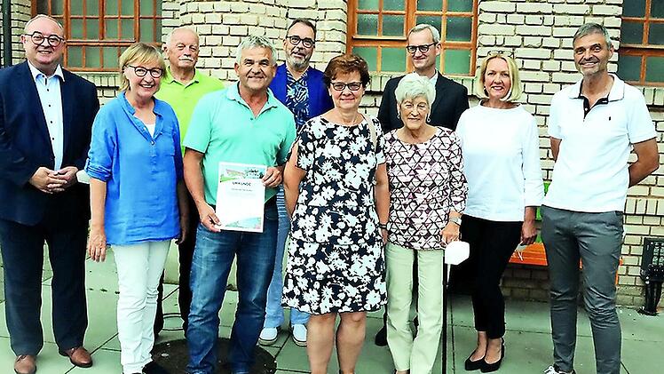 Bei der Hauptversammlung (v. l.): Vorsitzender Reinhard Lugschi, Schatzmeisterin Gabriela Kreller-Laugwitz, die Jubilare Hans Mitschke, Ludwig Nagel, Christian Schmidt, Manuela Lugschi und Brigitte Koch, Zweiter Vorsitzender Christian Lisch, Schriftführerin Sigrid Thiem und der Gesamtleiter der Laufer Mühle, Michael Thiem