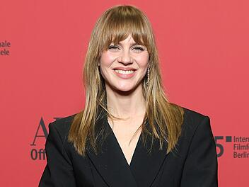 In einem Interview zu "Miss Sophie" erkl&auml;rt Schauspielerin Alicia von Rittberg (32), warum die Serie genau das ist, wonach sich viele Menschen momentan sehnen.