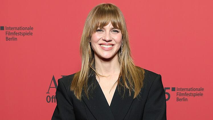 In einem Interview zu "Miss Sophie" erkl&auml;rt Schauspielerin Alicia von Rittberg (32), warum die Serie genau das ist, wonach sich viele Menschen momentan sehnen.