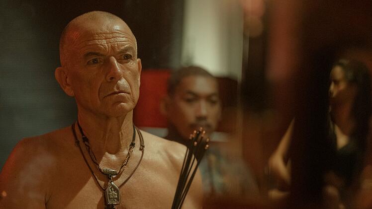 Der zwielichtige Holl&auml;nder Kees (Raymond Thiry) mischt ebenfalls in der Unterwelt von Bangkok mit. Aber welche Ziele verfolgt er genau?