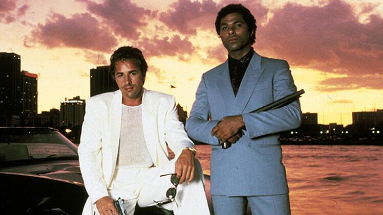 Mehr 80er geht kaum: Die Hochglanz-Optik von "Miami Vice" war stilpr&auml;gend. Die Galerie zeigt, was aus Don Johnson, Philip Michael Thomas und den anderen Darstellern der Kultserie wurde.