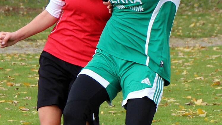 Kaum zu bremsen war die dreifache Torschützin des TSV Prosselsheim, Tanja Keller (links), die sich  gegen Stephanie Krämer (Frickenhausen) durchsetzt. Foto: Thomas