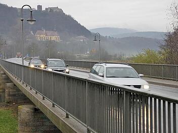 Die 1955 erbaute Saalebrücke ist so marode, dass ein neues Bauwerk errichtet werden muss. Die Bürger diskutierten die Varianten. Foto: Markus Reeh