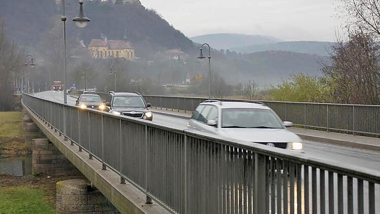 Die 1955 erbaute Saalebrücke ist so marode, dass ein neues Bauwerk errichtet werden muss. Die Bürger diskutierten die Varianten. Foto: Markus Reeh