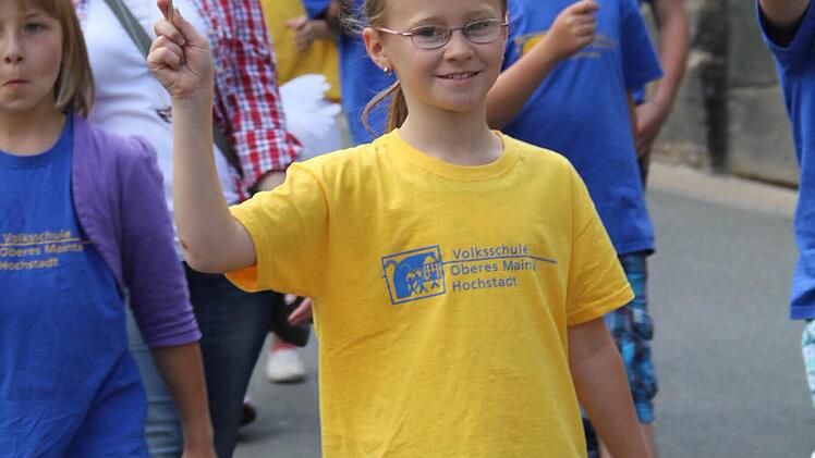 Weiße Friedenstauben flatterten über die Köpfe der Kinder.