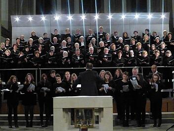 Es ist ein imposantes Bild, wenn sich die drei Chöre der Pfarrei - die Kantorei (hinten), der Julifa-Chor (Mitte) und der Jugendchor zum Abschluss versammeln. Foto: Ahnert
