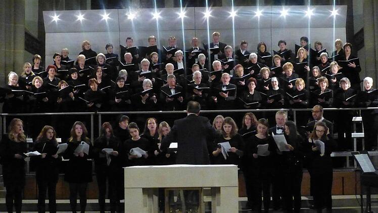 Es ist ein imposantes Bild, wenn sich die drei Chöre der Pfarrei - die Kantorei (hinten), der Julifa-Chor (Mitte) und der Jugendchor zum Abschluss versammeln. Foto: Ahnert