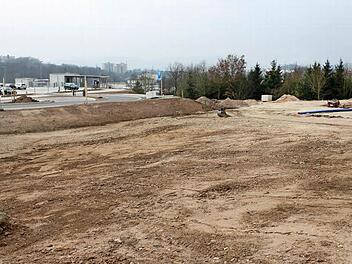 Großbaustelle neues Klinikum: Der Untergrund in Hanglage birgt Schwierigkeiten, Erdreich musste ausgetauscht werden. Das ist der Grund für eine Verteuerung von rund zwei Millionen Euro. Foto: R. Popp