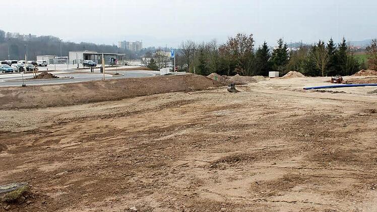 Großbaustelle neues Klinikum: Der Untergrund in Hanglage birgt Schwierigkeiten, Erdreich musste ausgetauscht werden. Das ist der Grund für eine Verteuerung von rund zwei Millionen Euro. Foto: R. Popp
