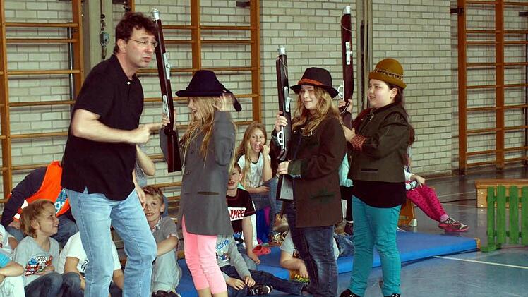 Nun rücken die drei Jäger an und wollen den Wolf erschießen. Von links Gregor Braun, Amelie Körner, Kristina Gremer und Miriam Grimme.