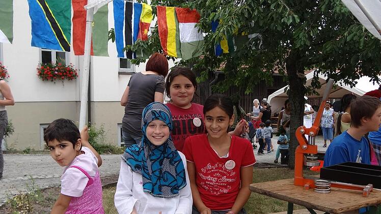 Fast wie bei der Weltmeisterschaft: Kinder aus vielen verschiedenen Nationen trafen sich am Samstag beim Sommerfest für Deutsche und Ausländer im Caritashaus in Haßfurt. Im "Finale" standen alle Nationen, denn bei der Kindertombola gab es nur Gewinne. Fotos: Johanna Eckert