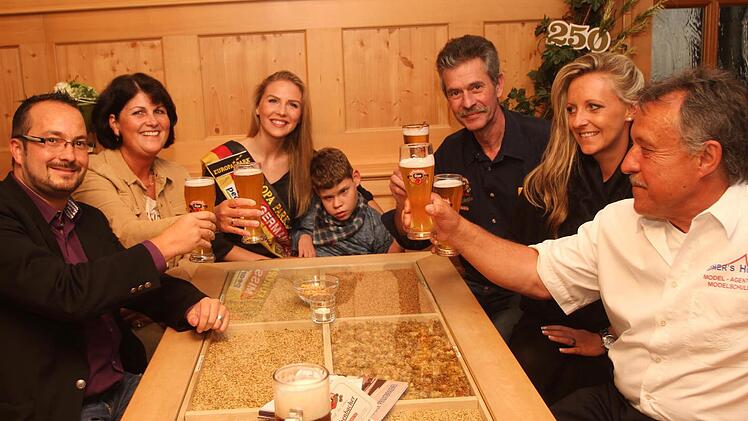 In der gemütlichen und fast familiären Runde fühlte sich Miss Germany sichtlich wohl; von links: Geschäftsführer Christian Fischer, Ute Seitz, Olga Hoffmann, Karl Wagner junior, Karl Werner Wagner, Cindy Hoppe und Ulrich Fischer.